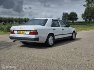 Afbeelding 7/42 van Mercedes-Benz 300 E (1986)
