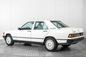 Image 6/50 de Mercedes-Benz 190 D (1985)