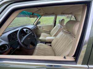Imagen 12/34 de Mercedes-Benz 230 E (1983)