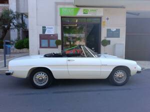 Image 8/50 of Alfa Romeo Spider 1600 Junior (1975)