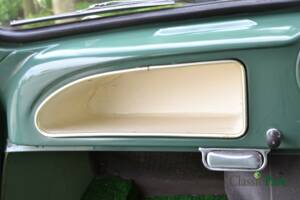 Image 30/50 of Morris Minor 1000 Traveller (1964)