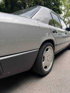 Image 5/32 of Mercedes-Benz 230 E (1987)