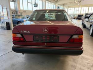 Image 21/21 of Mercedes-Benz 230 E (1992)