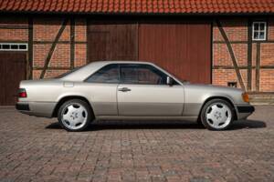 Immagine 12/73 di Mercedes-Benz 300 CE (1991)