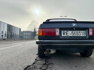 Image 24/27 de BMW 320i (1989)