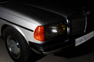 Image 24/25 of Mercedes-Benz 300 D (1985)