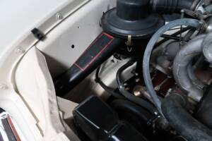 Image 18/32 of Mercedes-Benz 200 D (1966)