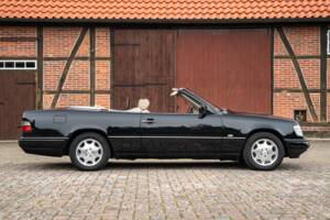 Image 13/83 de Mercedes-Benz E 220 (1996)
