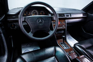 Image 15/29 de Mercedes-Benz E 320 (1995)