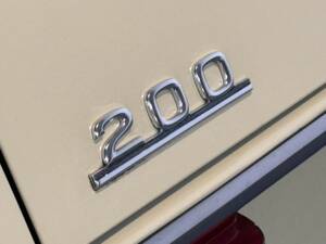Immagine 6/35 di Mercedes-Benz 200 (1975)
