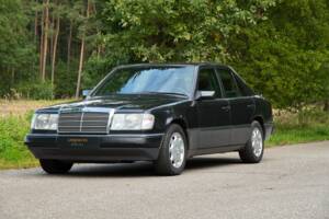 Image 4/63 of Mercedes-Benz 220 E (1993)