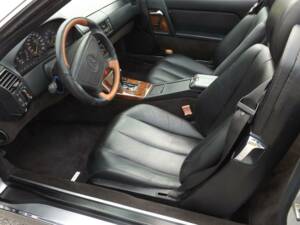 Image 13/50 de Mercedes-Benz 500 SL (1991)