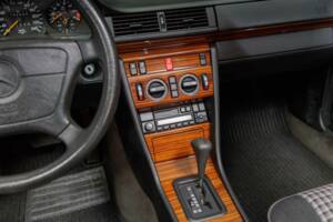 Image 22/40 de Mercedes-Benz E 220 (1995)