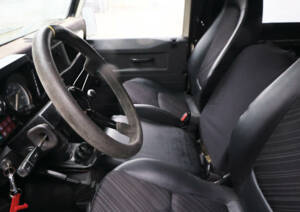Bild 35/39 von Land Rover 90 (1989)