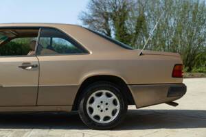 Image 21/46 de Mercedes-Benz 300 CE (1988)