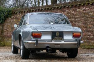 Image 6/50 de Alfa Romeo Giulia GT 1300 Junior (1972)