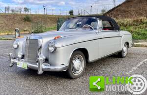 Image 4/10 of Mercedes-Benz 220 SE Cabriolet (1960)