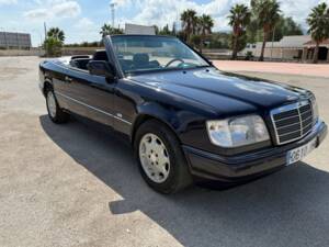 Image 1/30 of Mercedes-Benz E 200 "Final Edition" (1997)