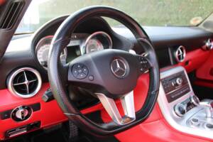 Image 35/57 of Mercedes-Benz SLS AMG (2010)