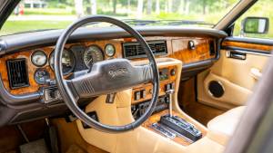 Image 14/42 of Daimler Double Six (1989)