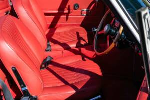 Image 17/38 of Aston Martin DB 6 Mk II Volante (1970)