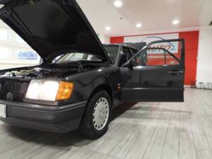 Image 10/14 of Mercedes-Benz 200 (1987)