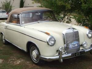 Image 7/8 of Mercedes-Benz 220 SE Cabriolet (1960)