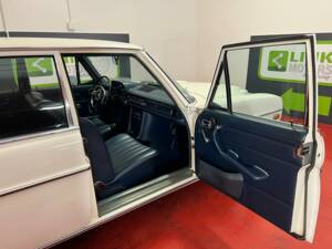 Image 32/46 of Mercedes-Benz 220 D (1972)