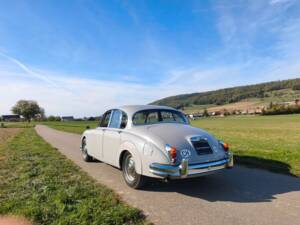 Image 2/27 of Jaguar Mk II 2.4 (1967)