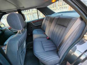 Bild 22/26 von Mercedes-Benz 300 E (1991)