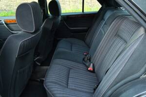 Image 42/63 of Mercedes-Benz 220 E (1993)