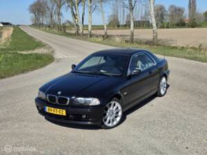 Image 3/38 of BMW 323Ci (2000)