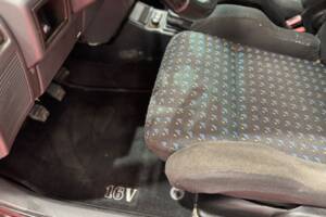 Immagine 17/23 di Renault Clio I 1.8 16V (1991)