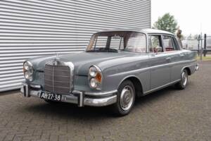 Image 3/8 de Mercedes-Benz 220 S b (1962)