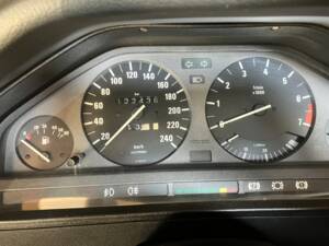 Image 11/17 of BMW 320i (1990)