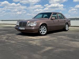 Immagine 3/13 di Mercedes-Benz E 220 (1994)