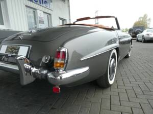 Image 23/26 of Mercedes-Benz 190 SL (1962)