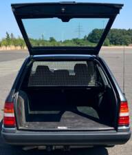 Bild 15/41 von Mercedes-Benz E 220 T (1995)
