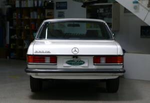 Bild 31/38 von Mercedes-Benz 230 CE (1984)