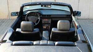 Image 15/74 of Mercedes-Benz E 320 (1997)