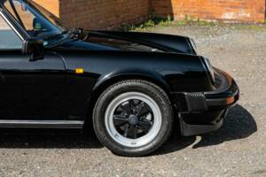 Immagine 26/41 di Porsche 911 Carrera 3.2 (1988)