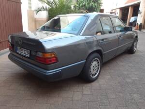Image 5/10 of Mercedes-Benz 200 E (1988)