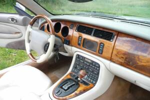 Image 2/8 of Jaguar XKR (2001)