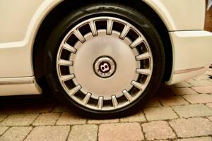 Image 47/50 of Bentley Azure (2009)