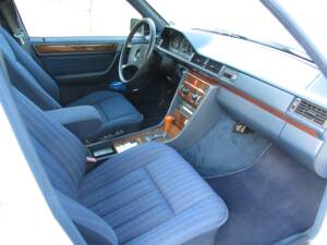 Immagine 12/19 di Mercedes-Benz 260 E (1990)
