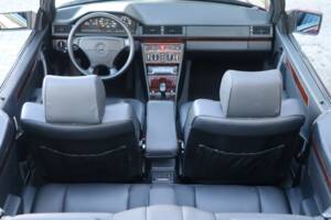 Image 4/50 of Mercedes-Benz E 220 (1994)
