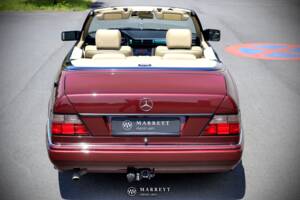 Bild 12/79 von Mercedes-Benz E 220 (1996)