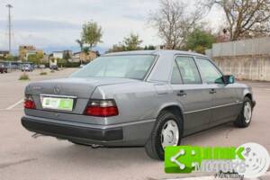 Image 3/10 of Mercedes-Benz E 200 (1994)