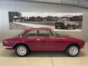 Image 2/18 de Alfa Romeo 2000 GT Veloce (1972)