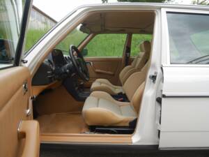 Immagine 12/50 di Mercedes-Benz 230 E (1900)